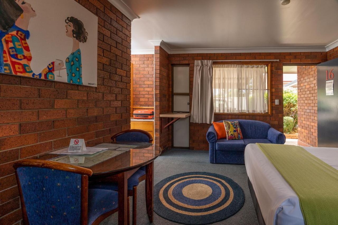 Country Pathfinder Motor Inn Далби Екстериор снимка