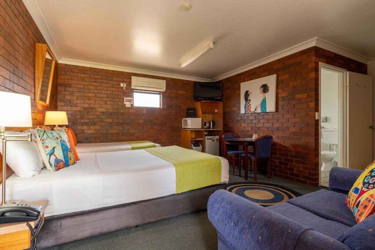 Country Pathfinder Motor Inn Далби Екстериор снимка