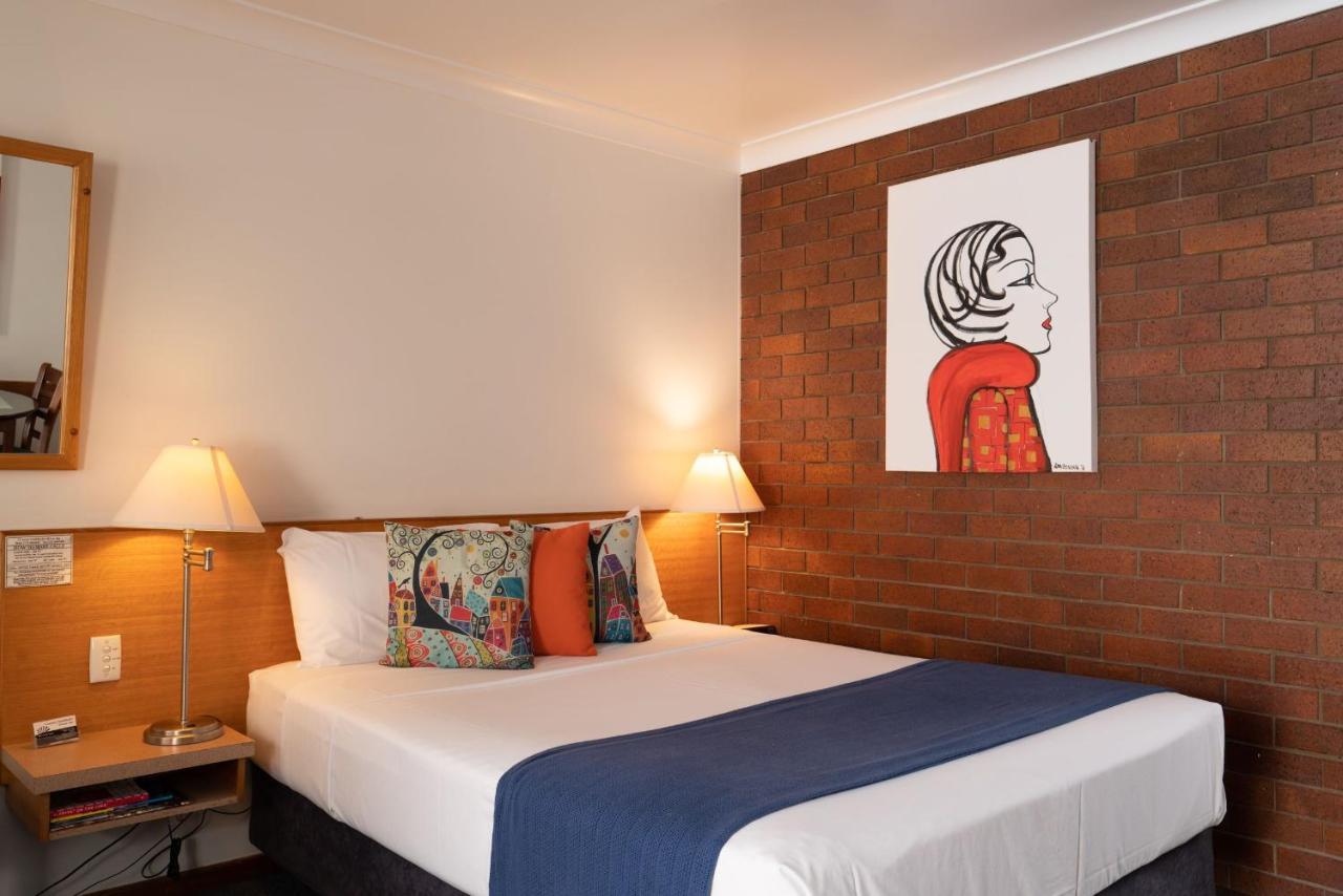 Country Pathfinder Motor Inn Далби Екстериор снимка