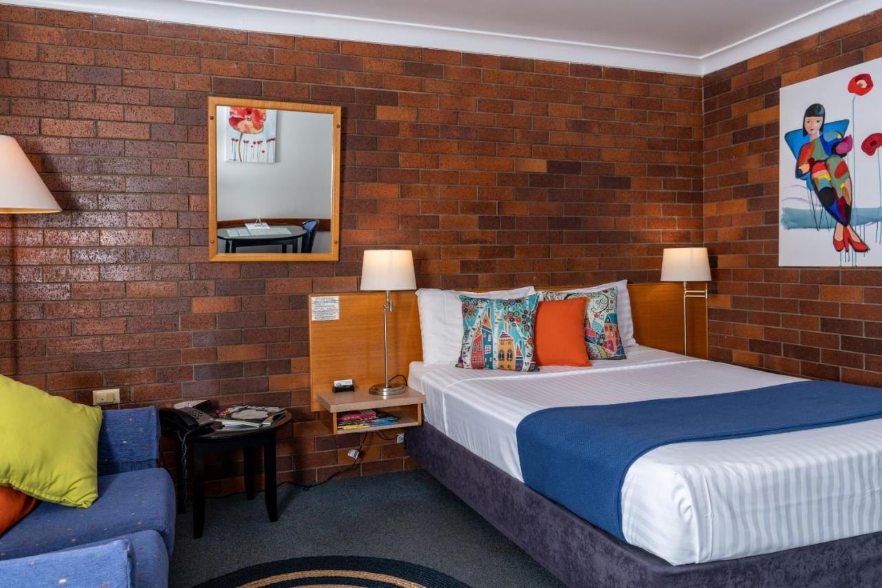 Country Pathfinder Motor Inn Далби Екстериор снимка