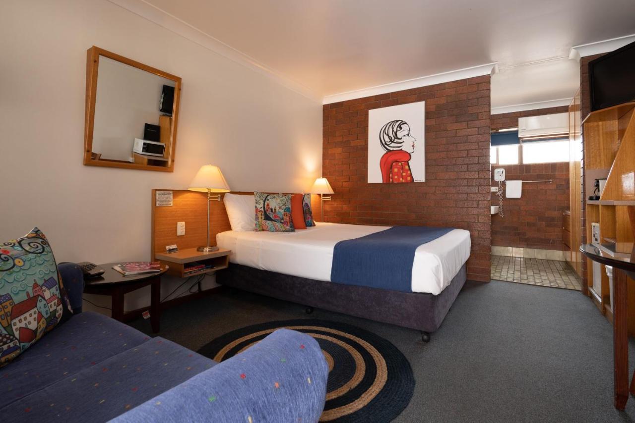 Country Pathfinder Motor Inn Далби Екстериор снимка