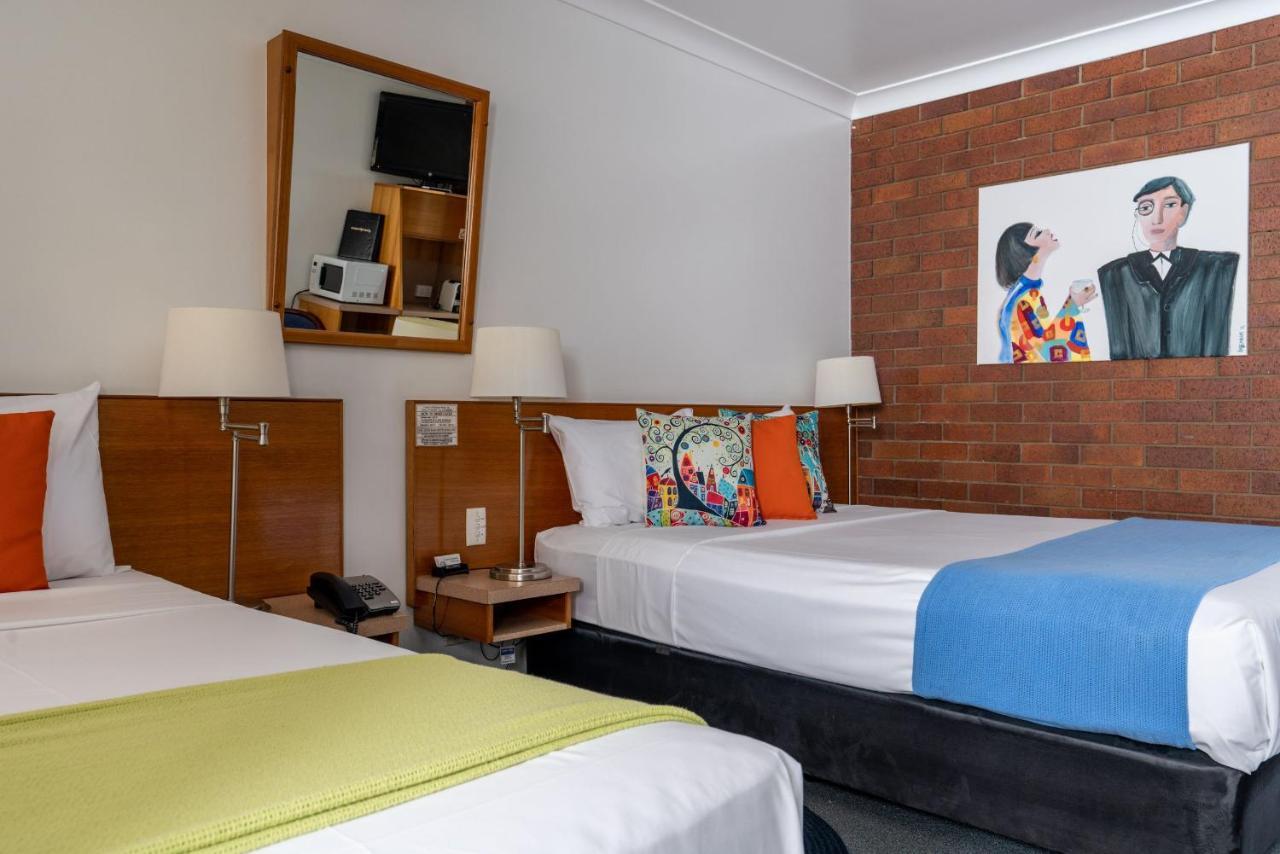 Country Pathfinder Motor Inn Далби Екстериор снимка