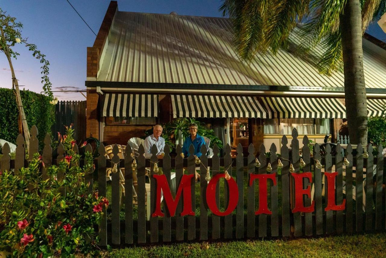 Country Pathfinder Motor Inn Далби Екстериор снимка