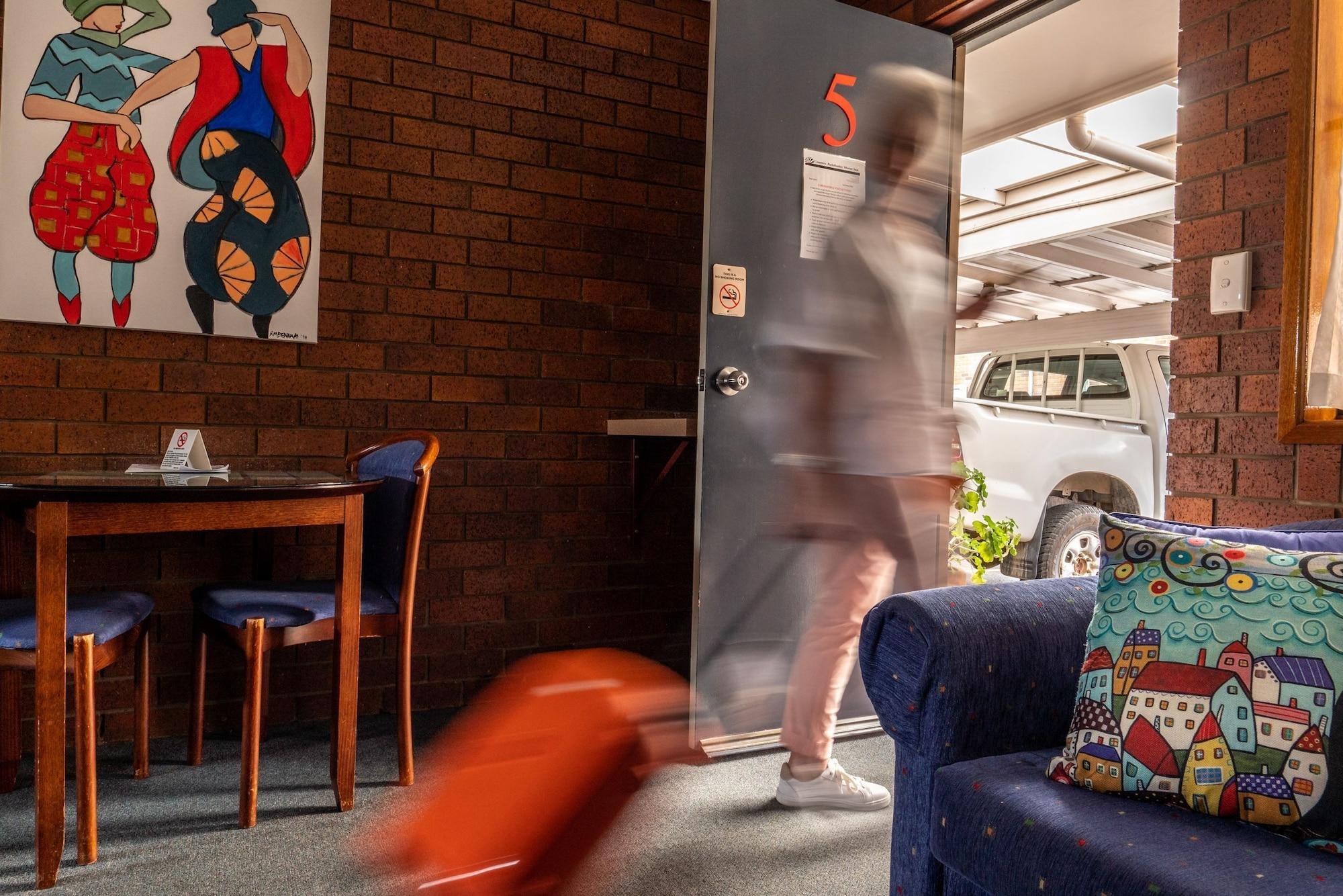 Country Pathfinder Motor Inn Далби Екстериор снимка