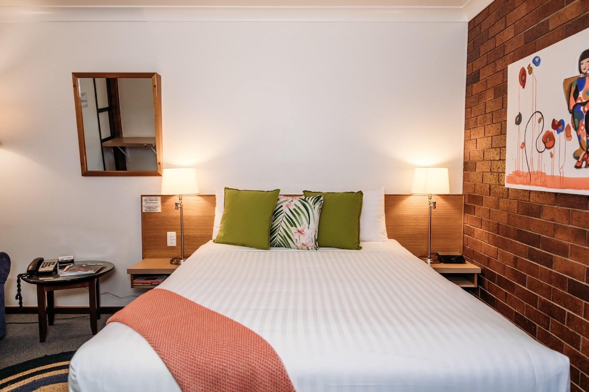 Country Pathfinder Motor Inn Далби Екстериор снимка