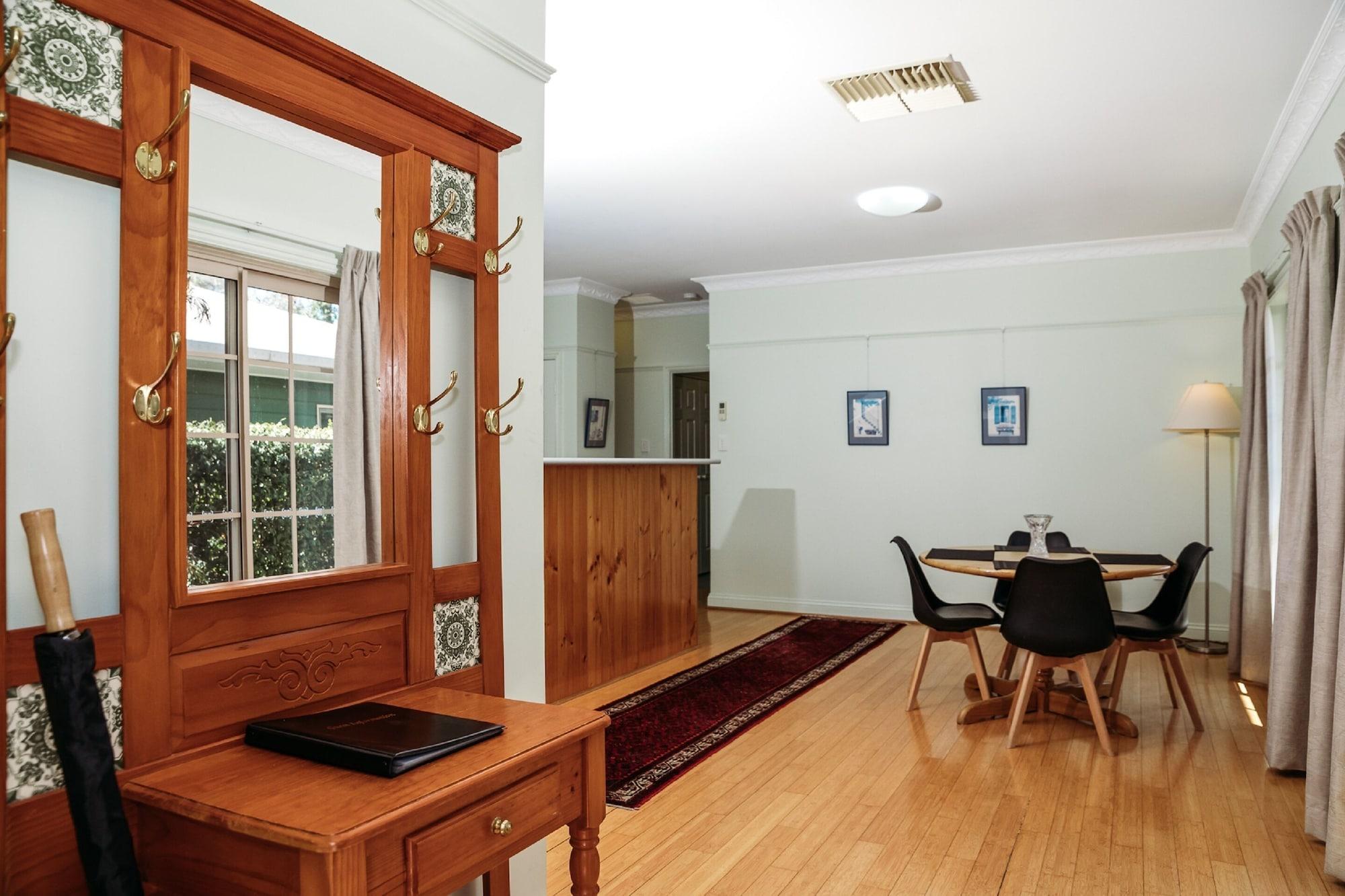 Country Pathfinder Motor Inn Далби Екстериор снимка